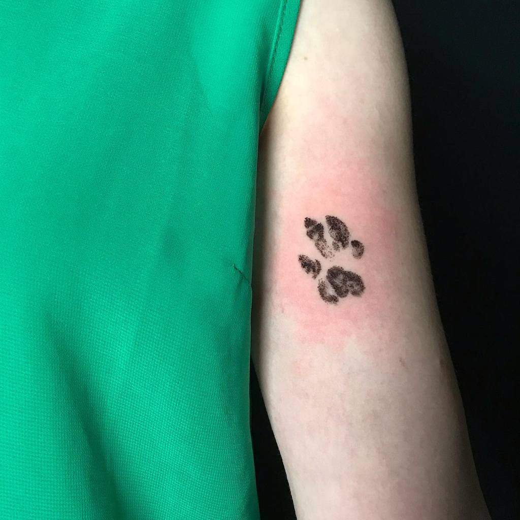 Shaded Cat Paw Print Tattoo anais.rebella.tattoo