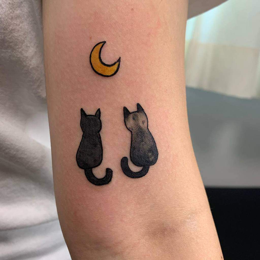 Simple Cat Upperarm Tattoo tattooist_effy