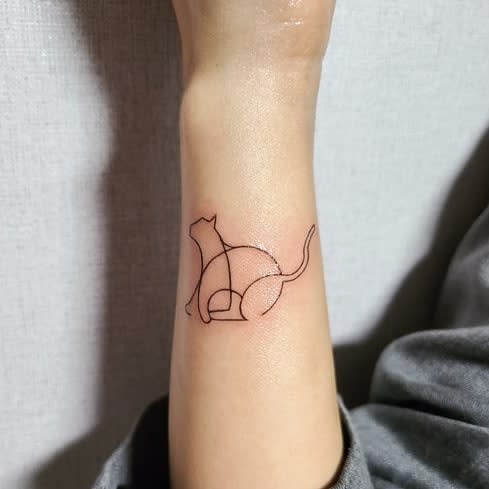 Simple Cat Wrist Tattoo tattoo_nihoo