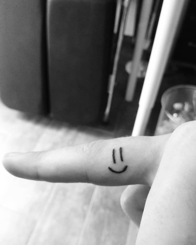 Simple Small Finger Tattoos smiley_tatoos