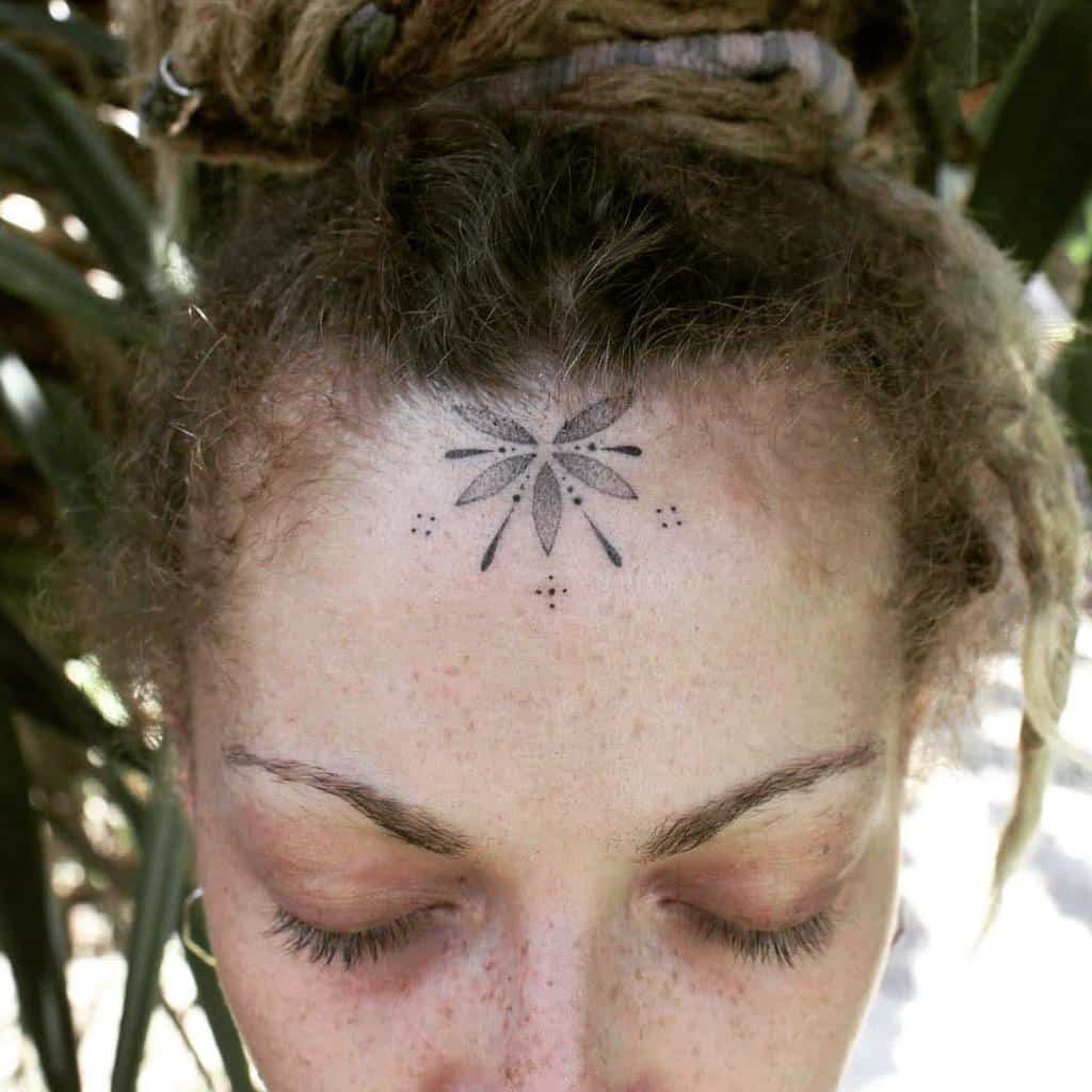 Simple Tribal Face Tattoo kriyaluna
