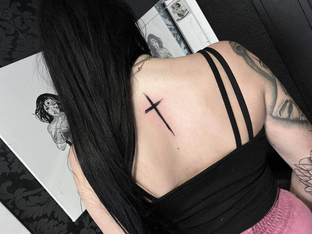 Small-Cross-Back-Tattoo-peargrutattoo