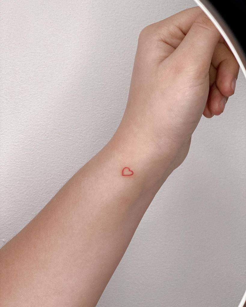 Small Heart Outline Tattoo individualiste