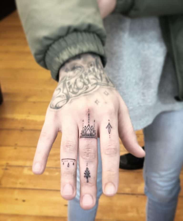 77 Cool Small Finger Tattoo Ideas