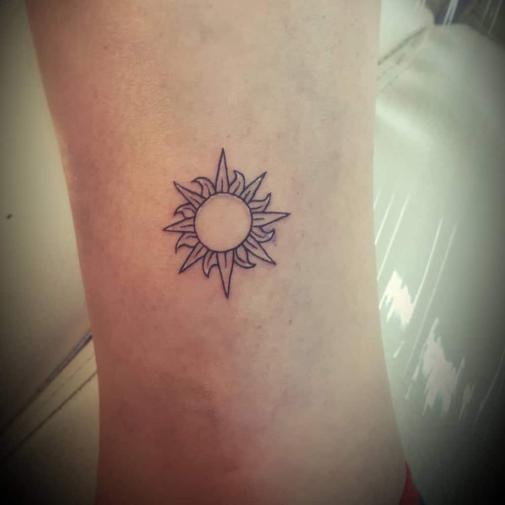 Small Simple Sun Tattoo rogue.tattoobylullu