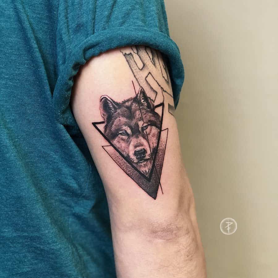 Small Wolf Upperarm Tattoo didis.artwork
