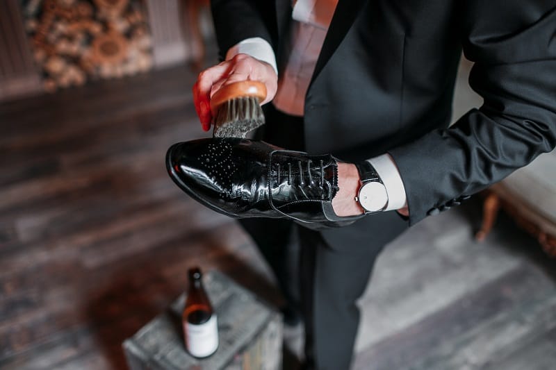 Spray-with-Cold-Water-To-Clean-Leather-Shoes