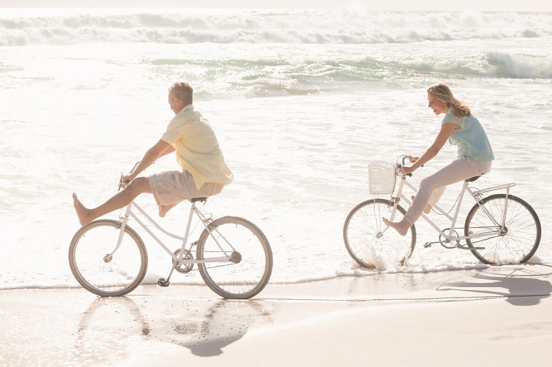 Take-a-Romantic-Beach-Bike-Ride-To-Keep-The-Romance-Alive