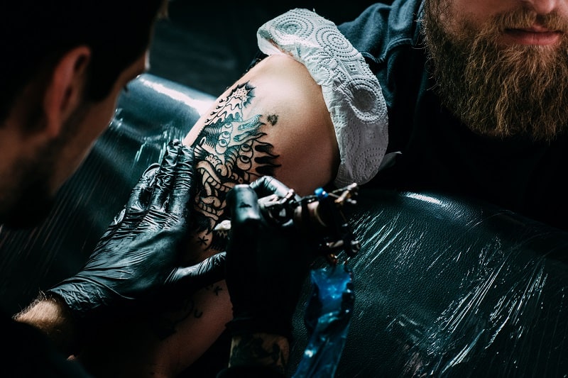 A Tattoo Pain Guide for Getting Your New Tattoo - Tattoo Goo