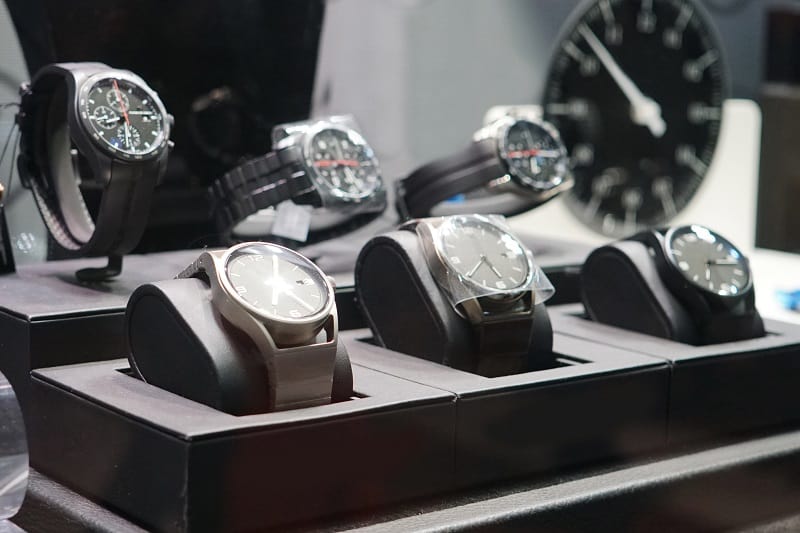 Top 16 Best Carbon Fiber Watches For Men – Lightweight Timepieces