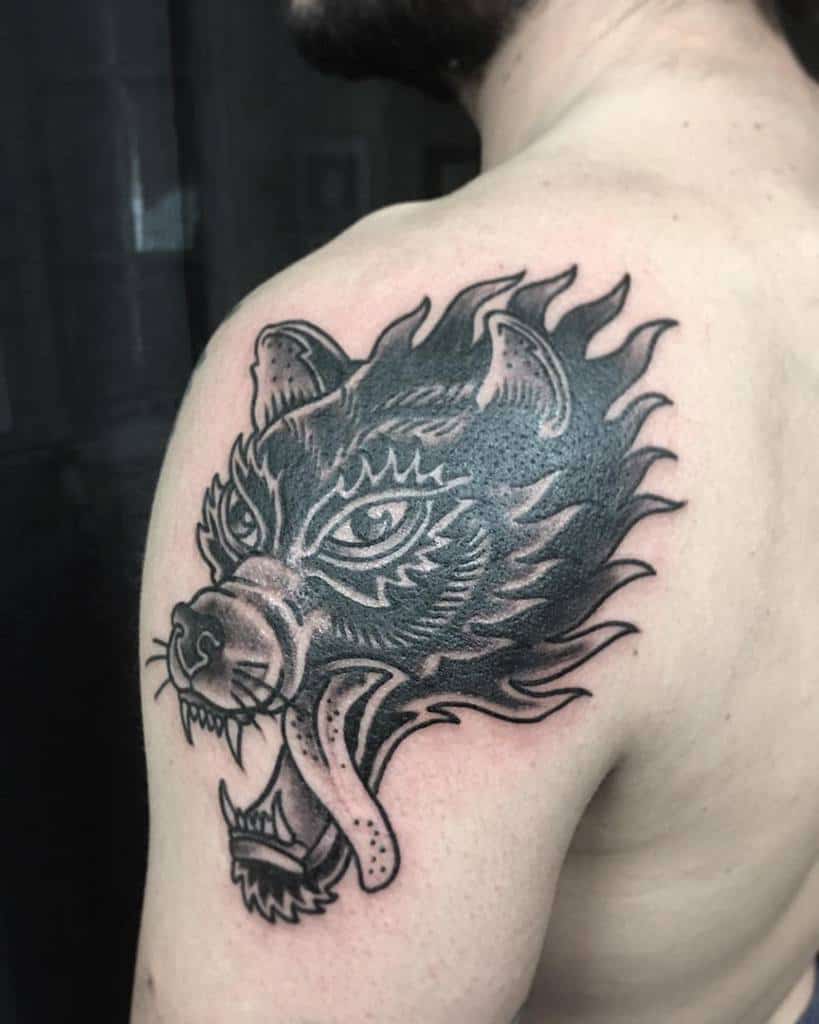 Traditional Wolf Shoulder Tattoo la_mano_poderosa_tattoo_studio