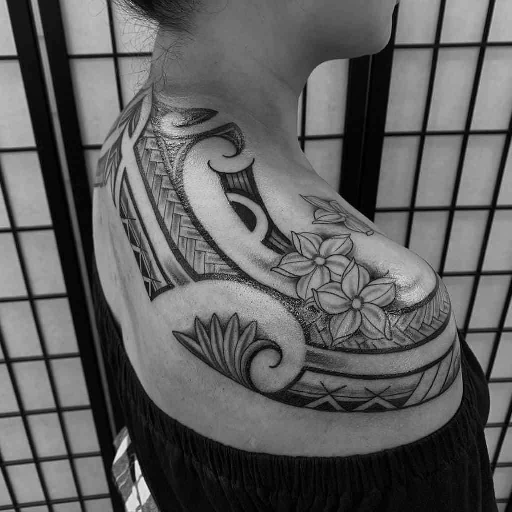Tribal Shoulder Tattoos for Women toti_tatau