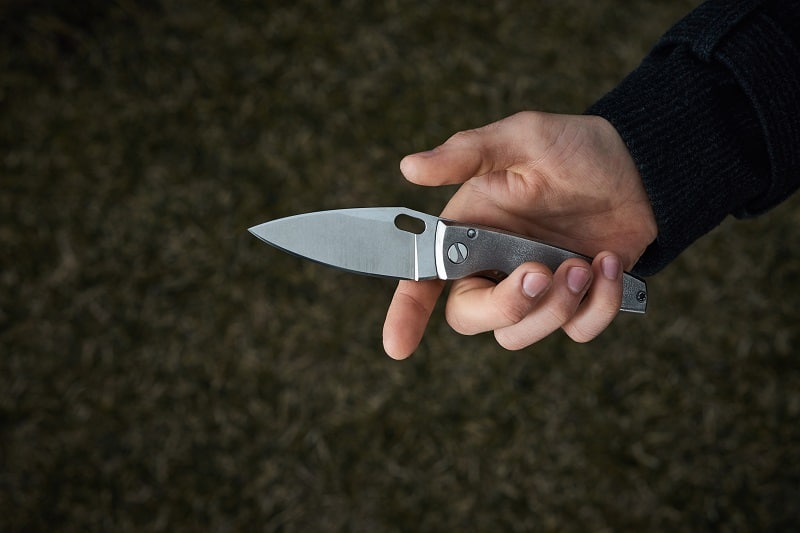 Use-a-Pocket-Knife-to-Cut-Someone-Free-in-an-Emergency