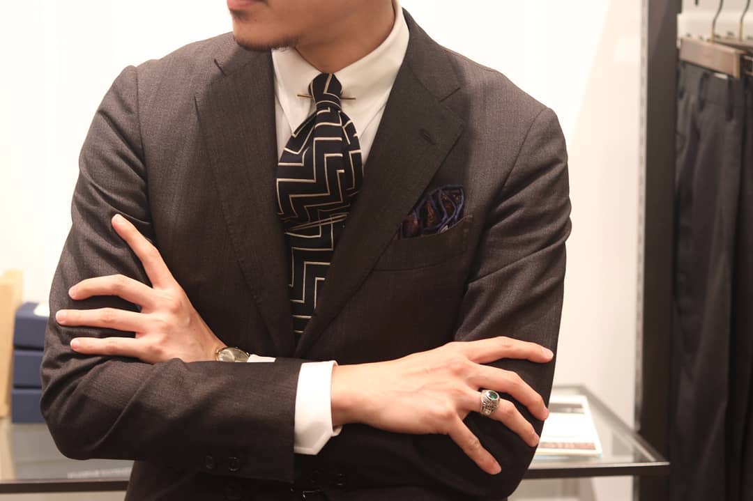 Black and White Tie With Grey Suit -akinarishoji