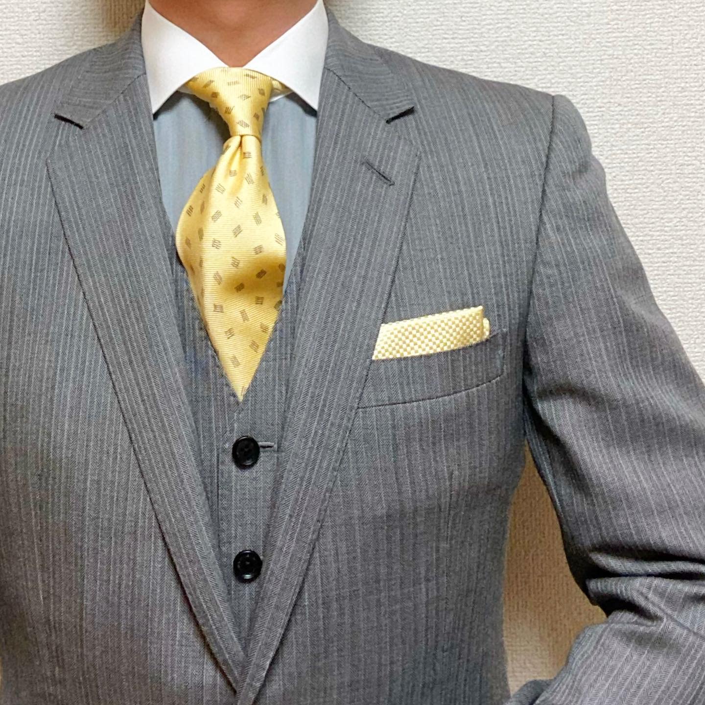 Yellow Tie With Grey Suit -ik.suit_and_tie