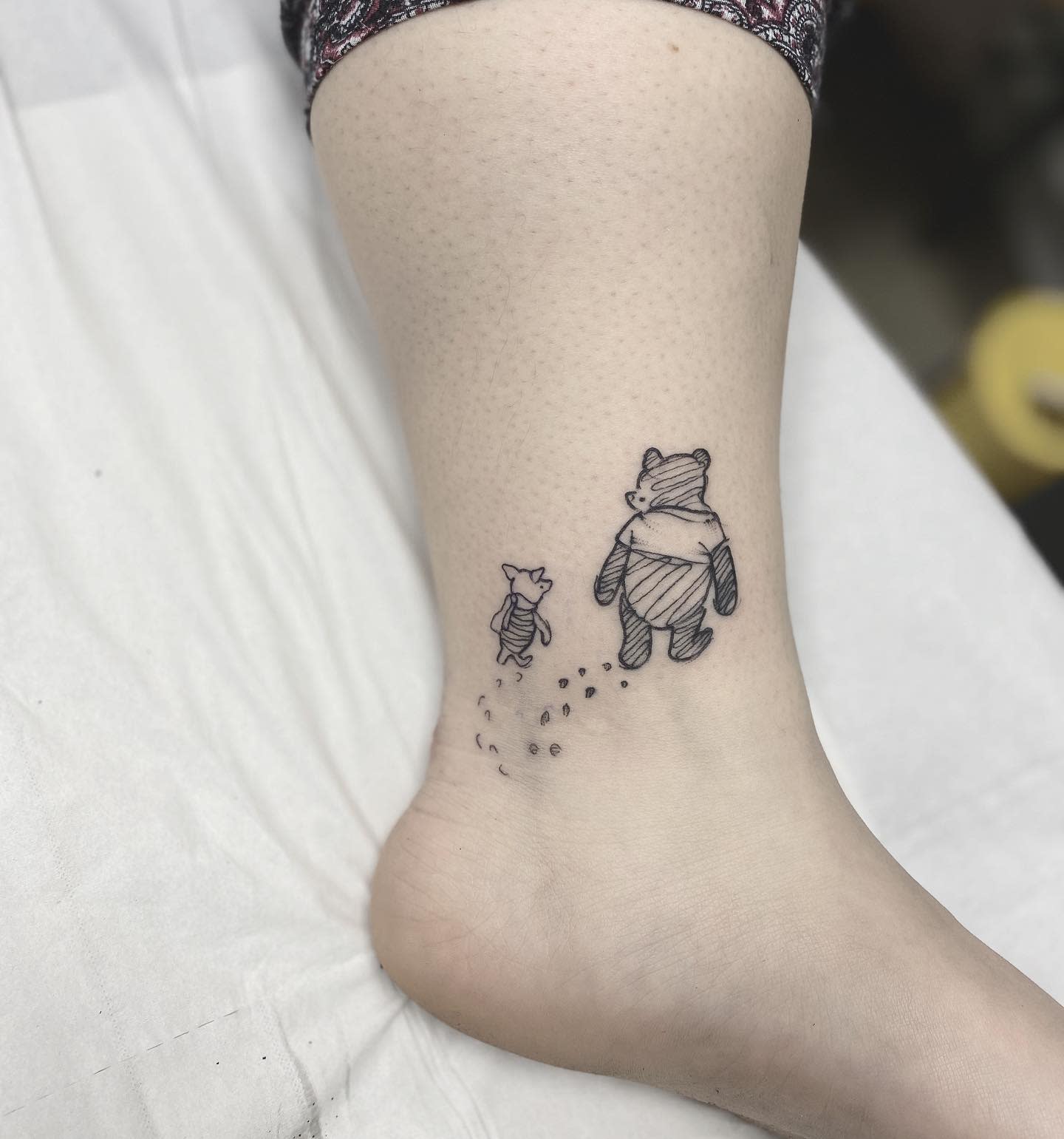 Tatuaje sencillo de Winnie the Pooh -staceythomastattoos