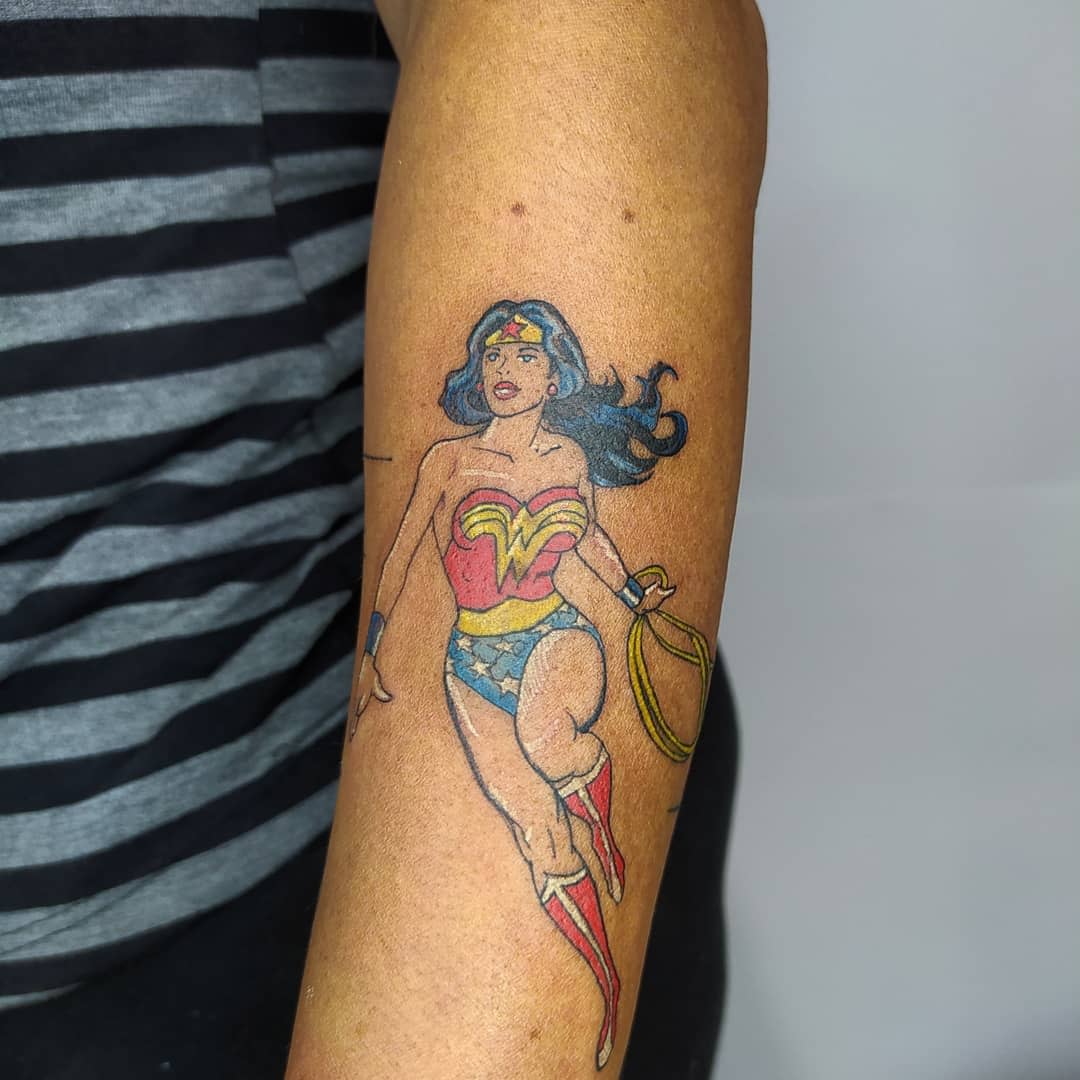 Tatuaje Comic Mujer Maravilla -madera.3312
