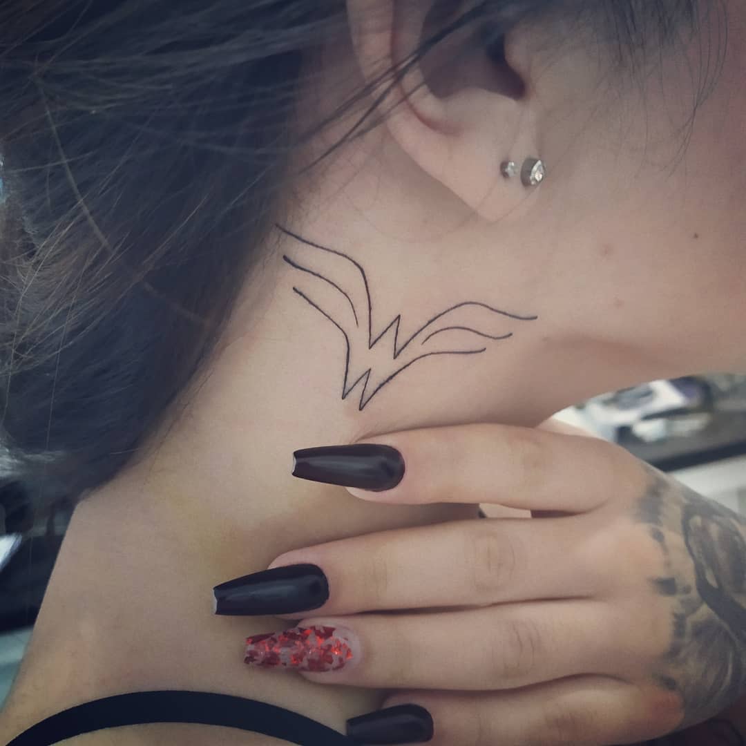 Minimalist Wonder Woman Tattoo -tattoointuitiva