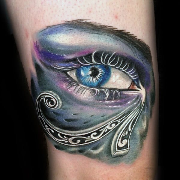 Abstraktes buntes Auge des männlichen Horus-Tattoos auf dem Arm mit Aquarell-Design