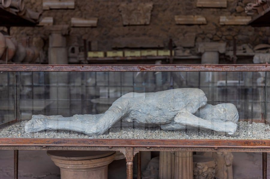 amazing-facts-about-the-preserved-pompeii-bodies-image-10