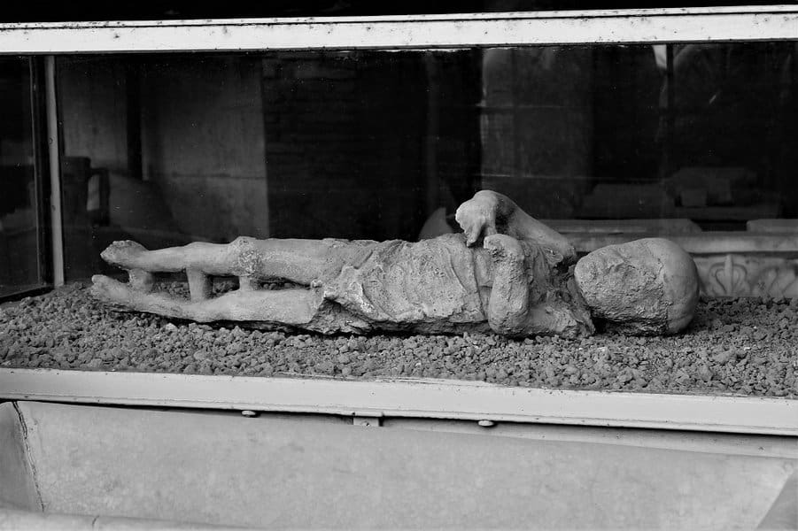amazing-facts-about-the-preserved-pompeii-bodies-image-9