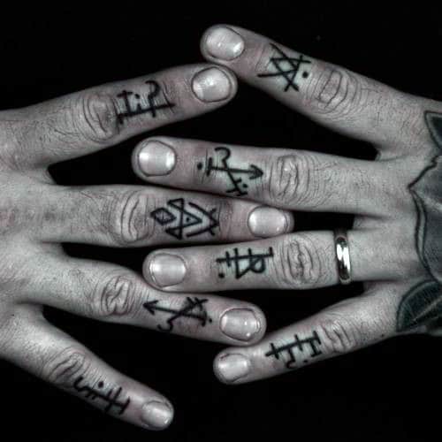 amazing-mens-finger-tattoos-with-cool-shapes