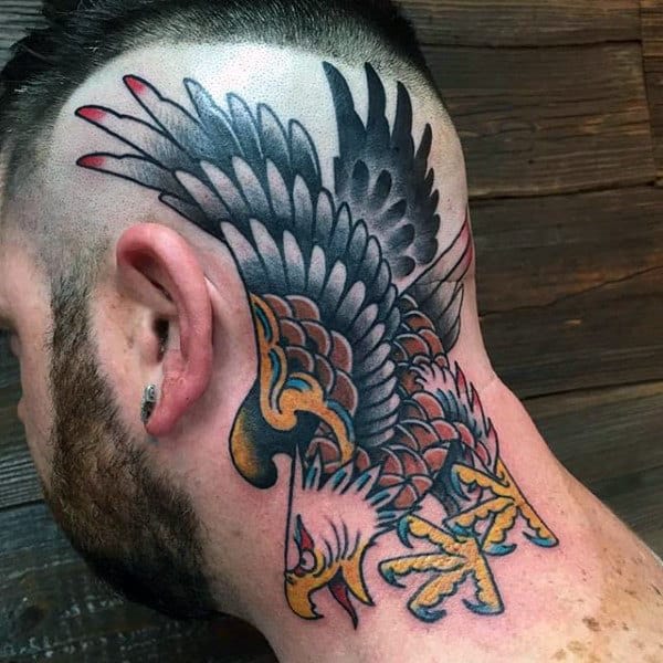 Cuervo enojado con plumas voluptuos Traditonal Tattoo Guys Head