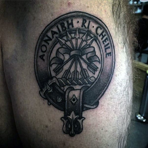 Aonaibh Ri Cheile Family Crest Tattoo With Arrows For Men On Back Of Leg