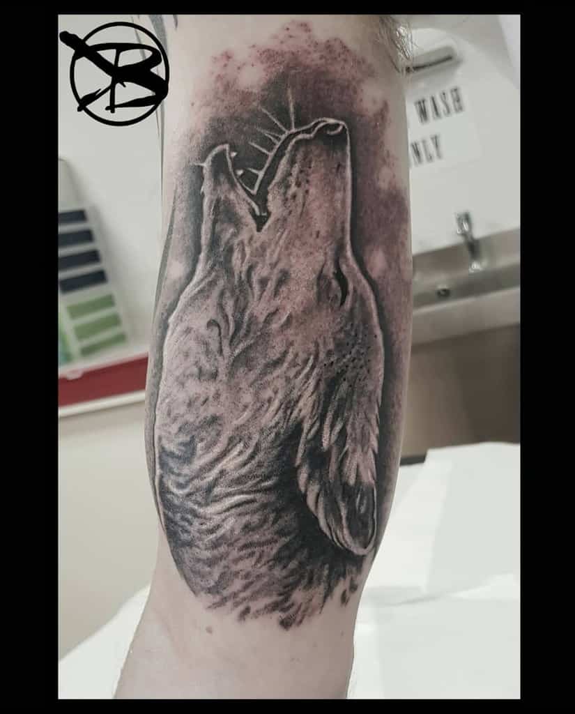 arm howling wolf tattoo czarnababatattoo