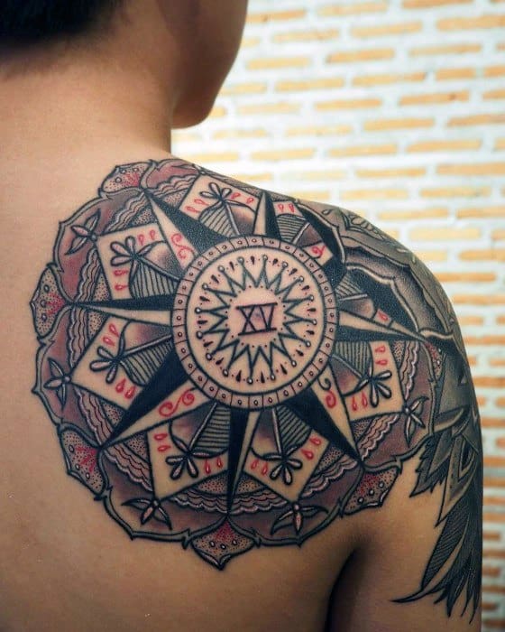 idei artistice de tatuaje Mandala masculine pe omoplat