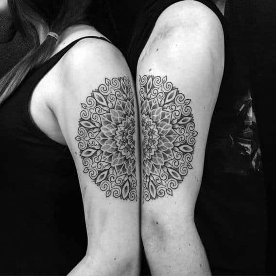 Impresionantes tatuajes de pareja con estampado de flores geométricas en el brazo