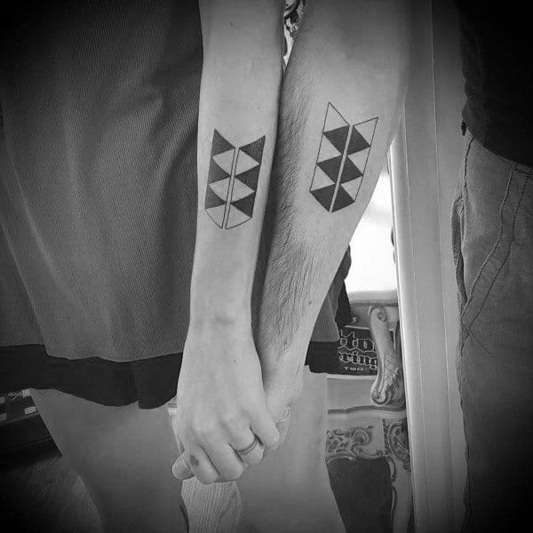 Impresionantes tatuajes de parejas ideas de diseño geométrico en antebrazos