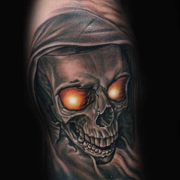 Tattoo uploaded by Barbara Alattyáni  Little skull tattoo above the knee   Tattoodo