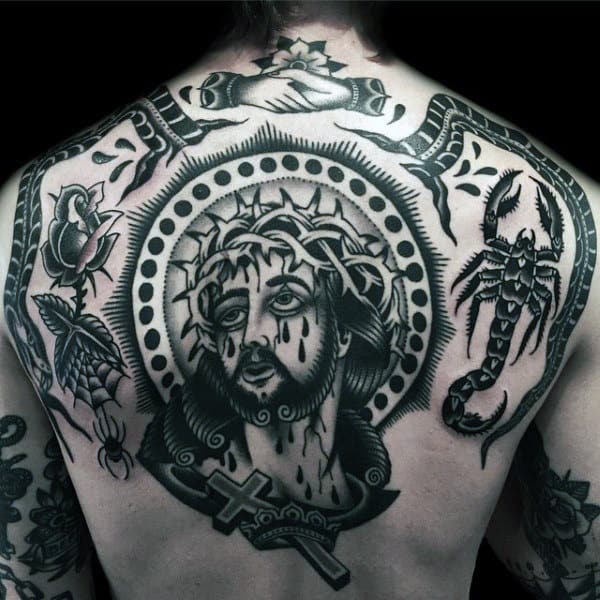 Tatuaje en la espalda, estilo americano tradicional impresionante