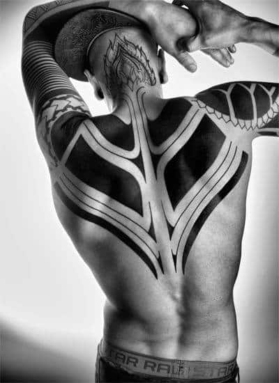 Zadní kmenové blackwork pánské tetování