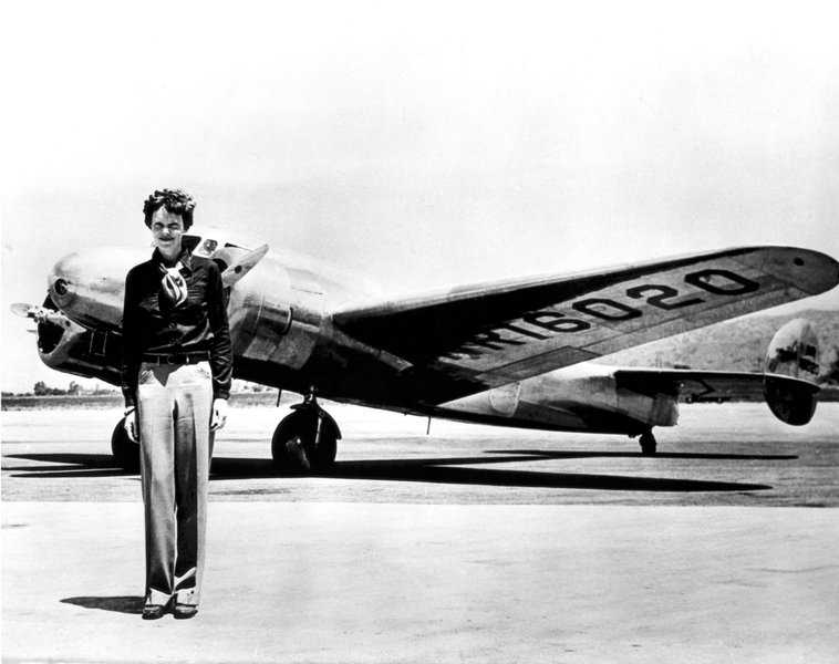 Amelia,Earhart,Standing,In,Front,Of,The,Lockheed,Electra,In