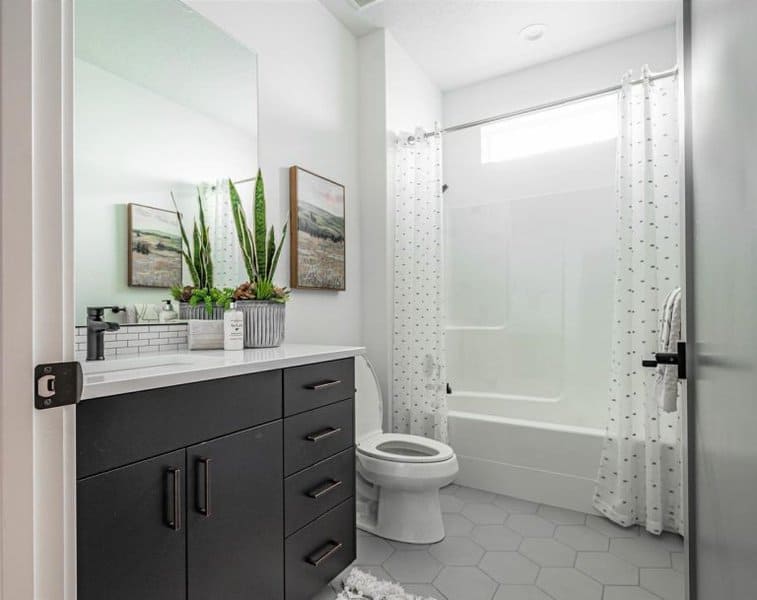 Chic and Functional Curtain Ideas to Refresh Your Bathroom