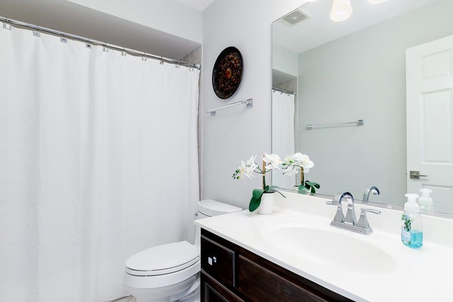 bathroom-curtain-ideas-white-image-1