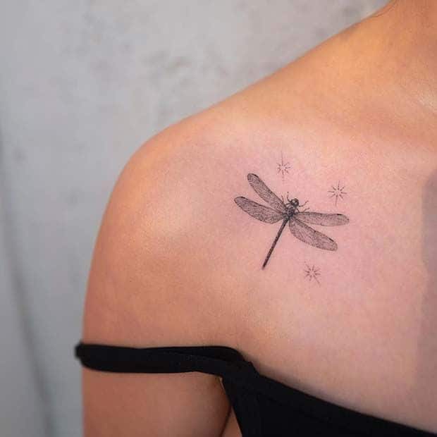 The quirky dragonfly flying over the back shoulder looking classy 