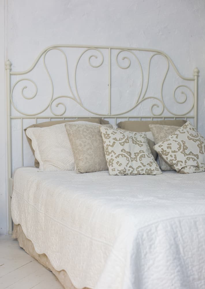 cast iron bed frame pillows 