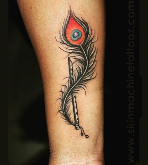 Tatouage plume de paon noir et rouge