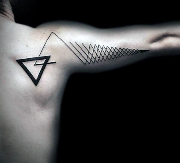 Schwarzes spitzes dreieckiges Design Tattooo am hinteren Arm für Männer