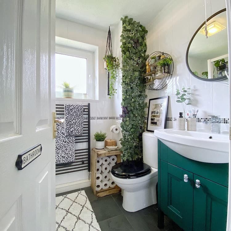 modern bathroom with floor to ceiling plant
