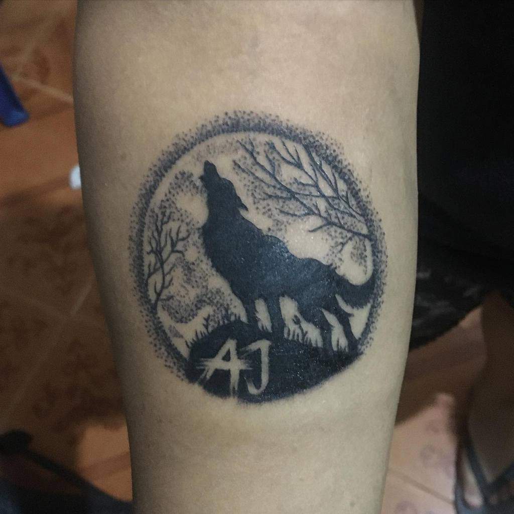 blackwork howling wolf tattoo marcoatattoo
