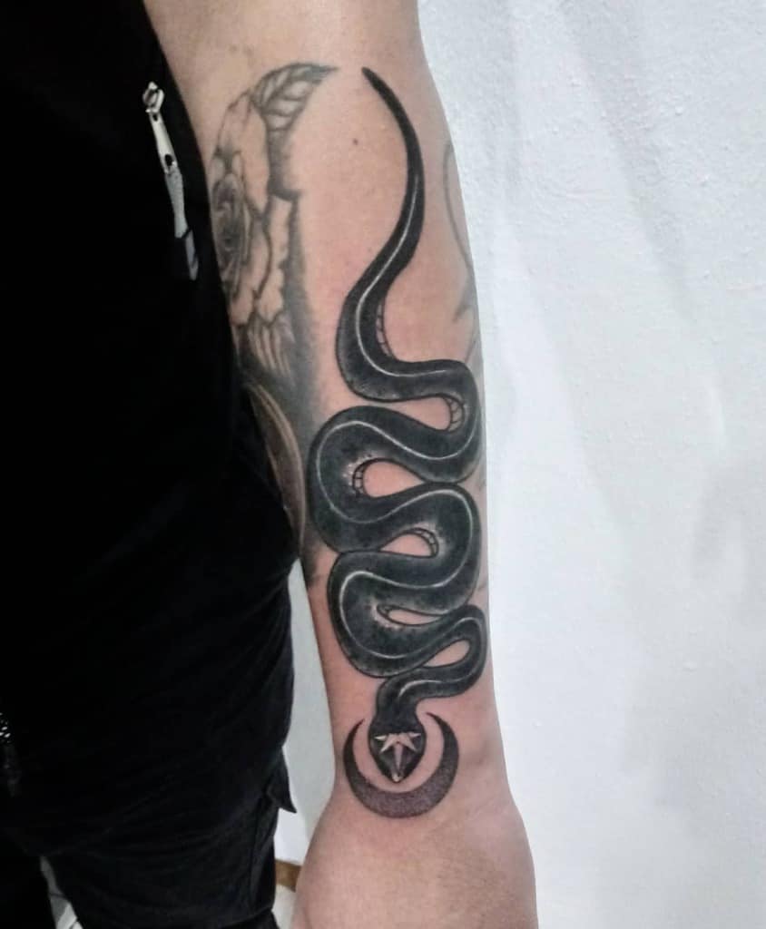blackwork snake arm tattoo nachdiaz_tattoo