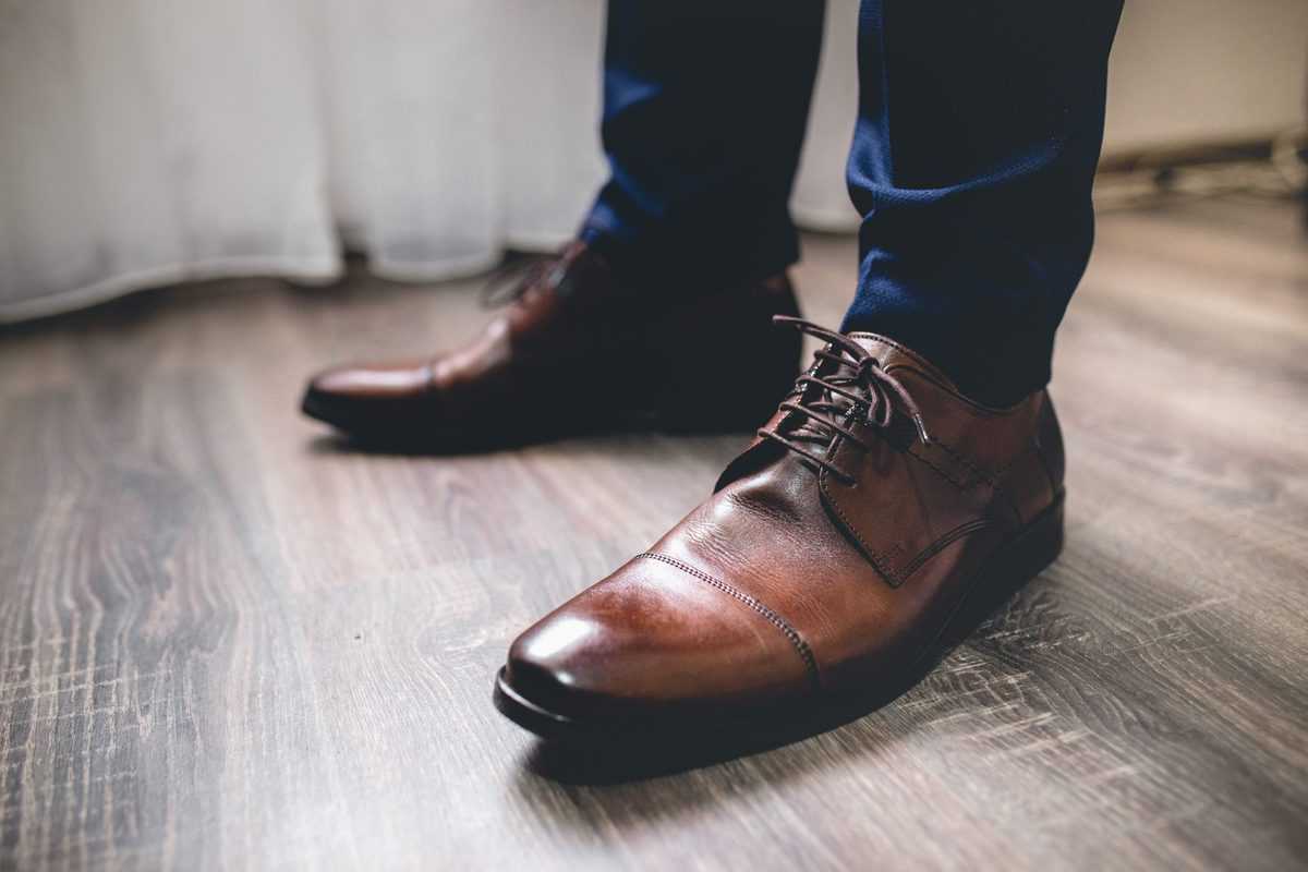 A,Closeup,Of,A,Groomsman,Wearing,Cap,Toe,Shoes