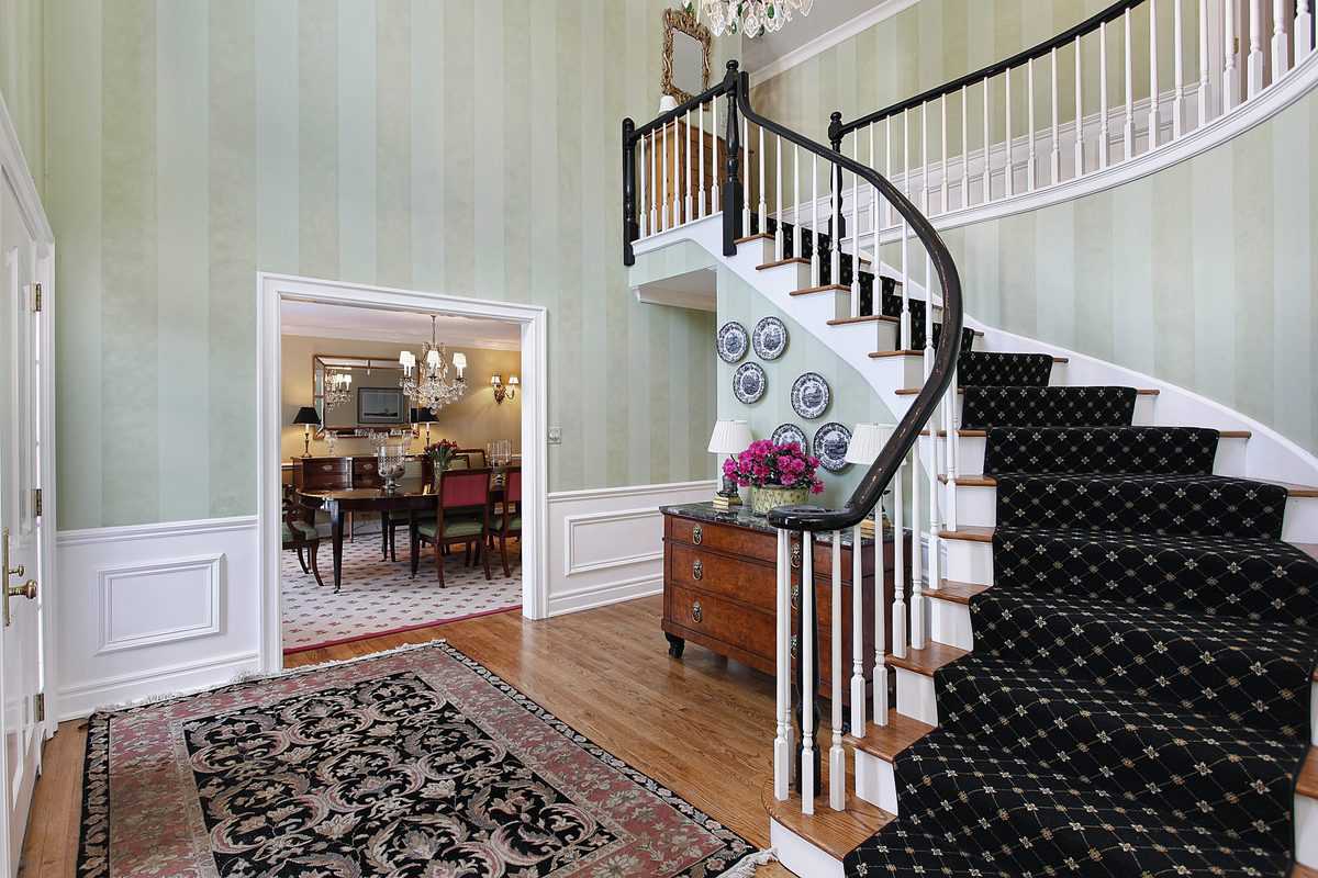 Foyer,In,Luxury,Home,With,Carpeted,Staircase