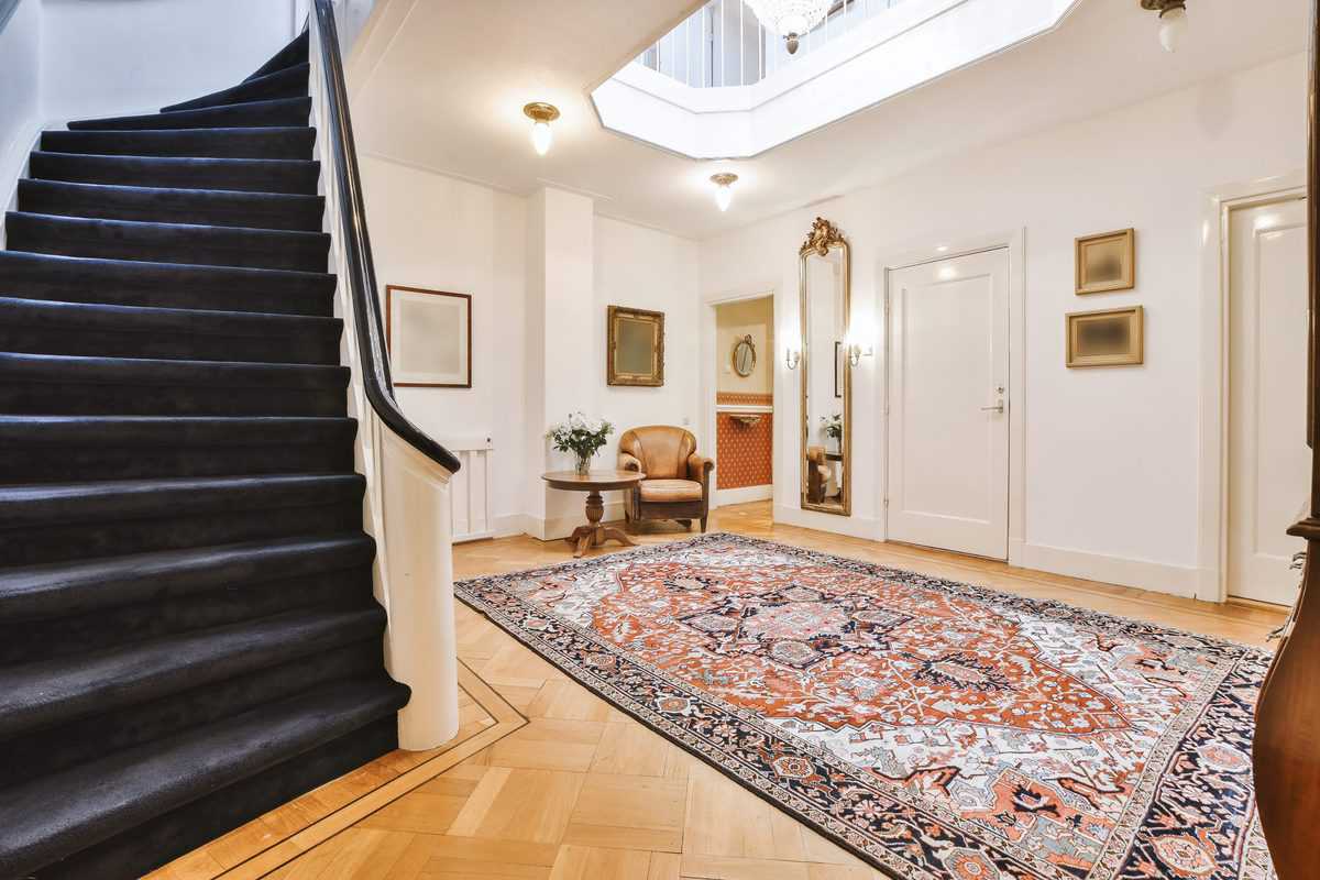 Ornamental,Carpet,Placed,On,Floor,Near,Stairway,In,Vintage,Hallway