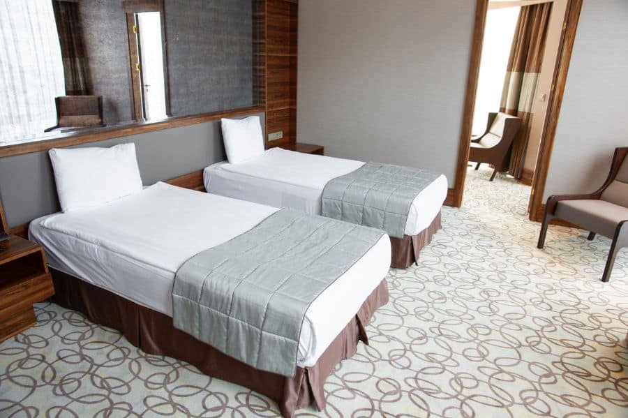 basic twin hotel bedroom 