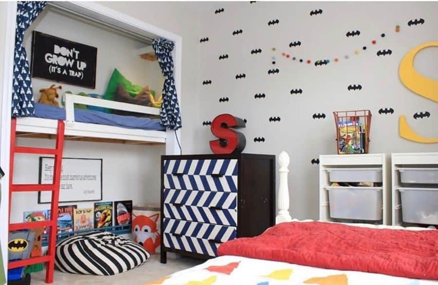 kids room with reading nook